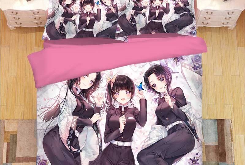 70203-xqsczw.jpg Parure de lit blanche à motif personnages Demon Slayer. Bonne qualité, confortable et à la mode sur un lit dans une maison