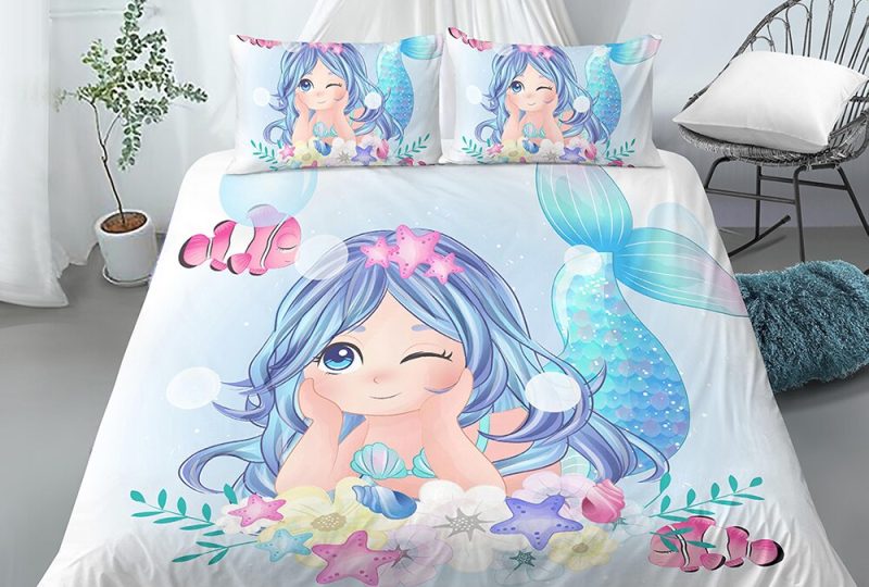 Parure de lit blanche petite sirène. Bonne qualité, confortable et à la mode sur un lit dans une maison