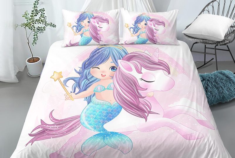 Parure de lit blanche petite sirène avec une licorne.Bonne qualité, confortable et à la mode sur un lit dans une maison