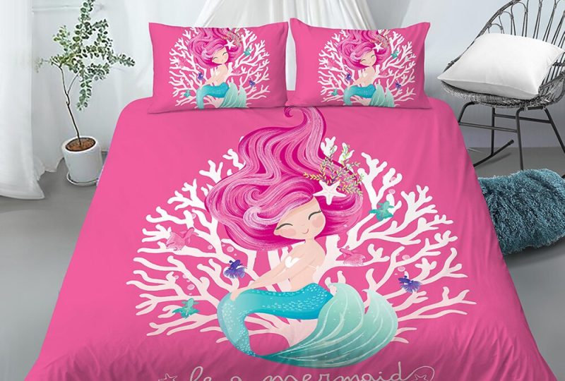 Parure de lit rose petite sirène. Bonne qualité, confortable et à la mode sur un lit dans une maison