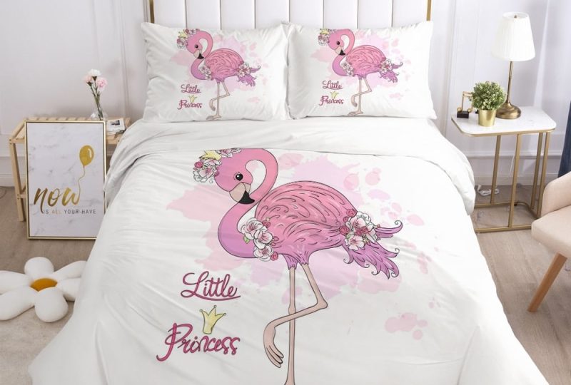 Parure de lit blanche Flamant Rose. Bonne qualité, confortable et à la mode sur un lit dans une maison