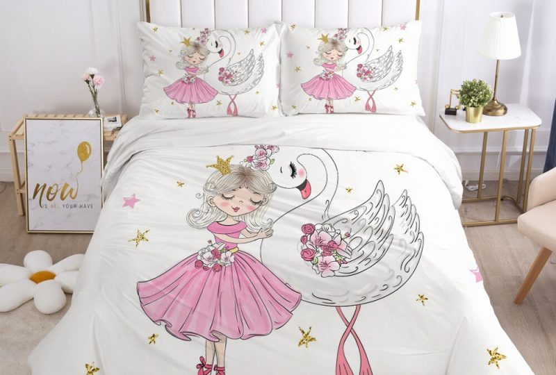 Parure de lit petite princesse avec une oie. Bonne qualité, confortable et à la mode sur un lit dans une maison