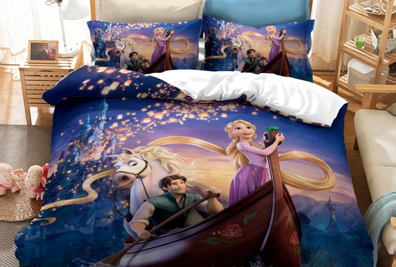 Parure de lit Raiponce, Raider et Maximums. Bonne qualité, confortable et à la mode sur un lit dans une maison