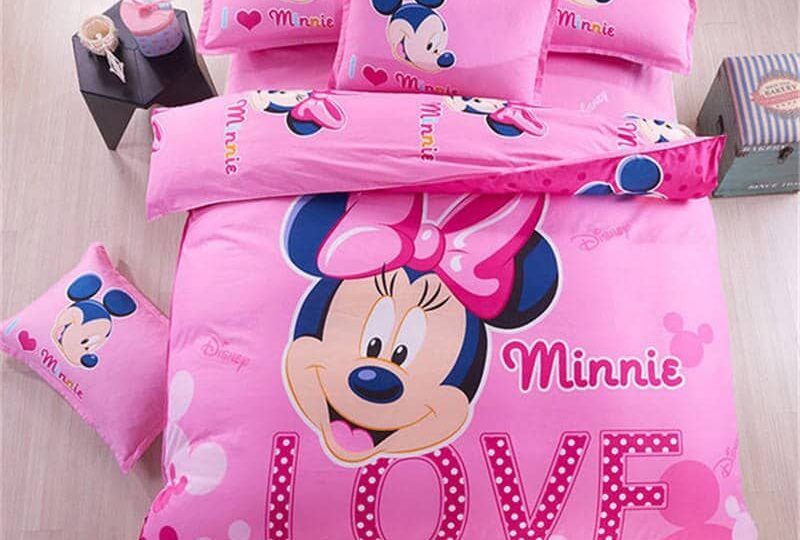 Ensemble complet de lit rose Minnie. Bonne qualité, confortable et à la mode sur un lit dans une maison