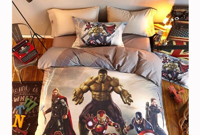 Parure de lit gris blanc Avengers. Bonne qualité, confortable et à la mode sur un lit dans une maison