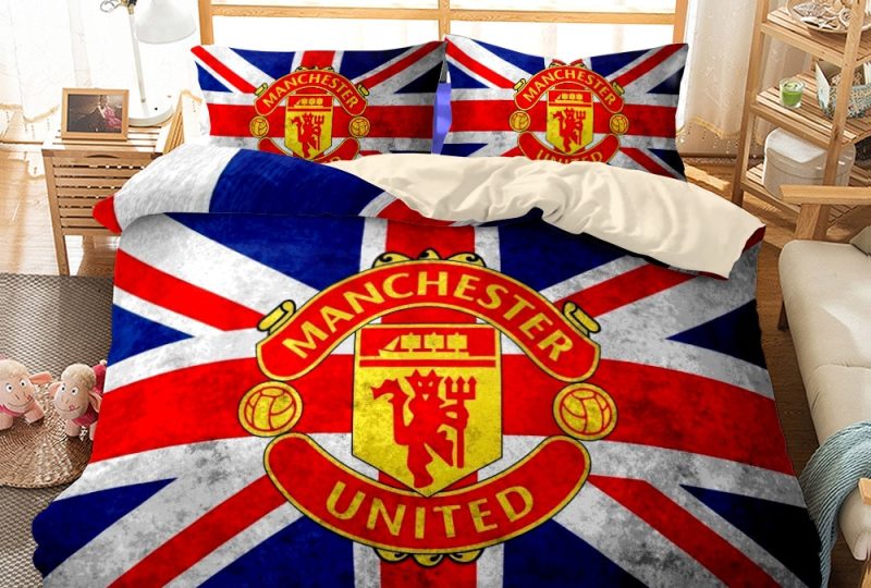 Parure de lit de club de football de Manchester United. Bonne qualité, confortable et à la mode sur un lit dans une maison