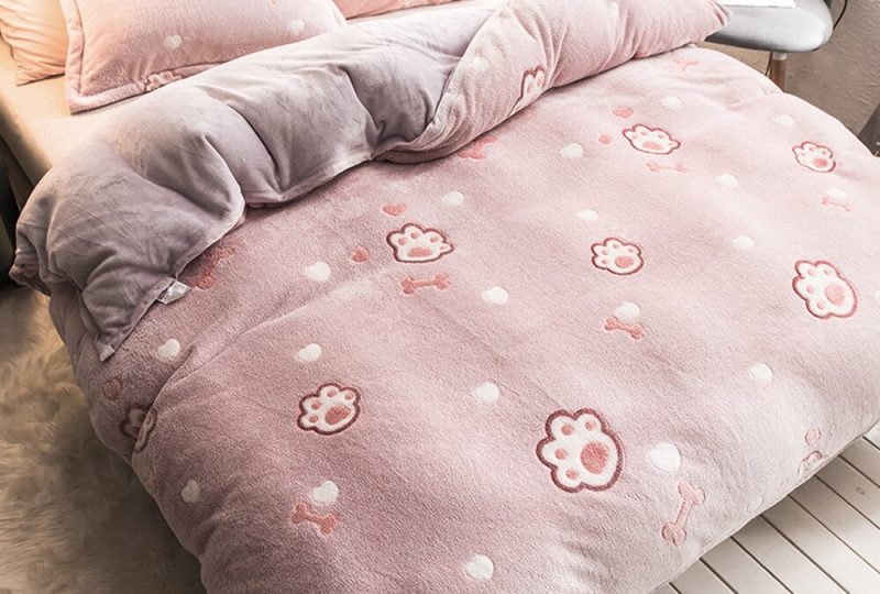 Housse de couette au motif chat molletonnée et douce. Bonne qualité, confortable et à la mode sur un lit dans une maison