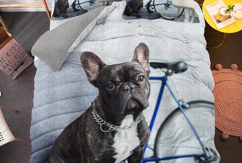 Parure de lit bouledogue gardien de vélo. Bonne qualité, confortable et à la mode sur un lit dans une maison