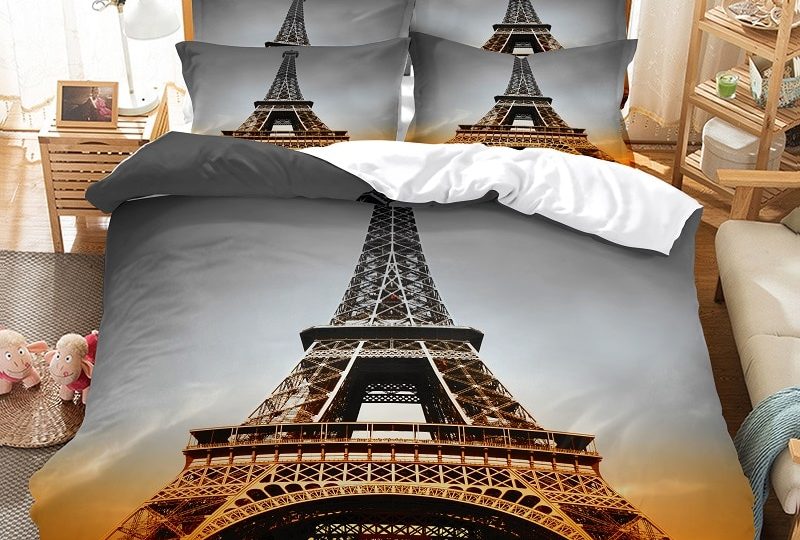 Parure de lit Tour Eiffel au design tendance. Bonne qualité, confortable et à la mode sur un lit dans une maison