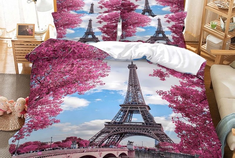 84350-p6thh0.jpg Parure de lit Paris tour Eiffel entre arbres roses. Bonne qualité, confortable et à la mode sur un lit dans une maison