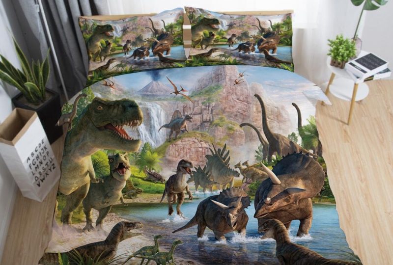Parure de lit paysage de dinosaures. Bonne qualité, confortable et à la mode sur un lit dans une maison