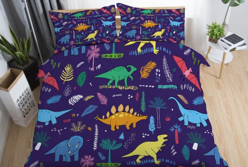 Parure de lit avec dessins de dinosaures. Bonne qualité, confortable et à la mode sur un lit dans une maison