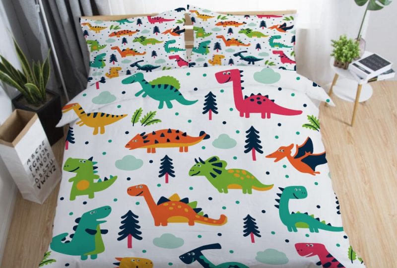 Parure de lit dinosaures pour enfants. Bonne qualité, confortable et à la mode sur un lit dans une maison