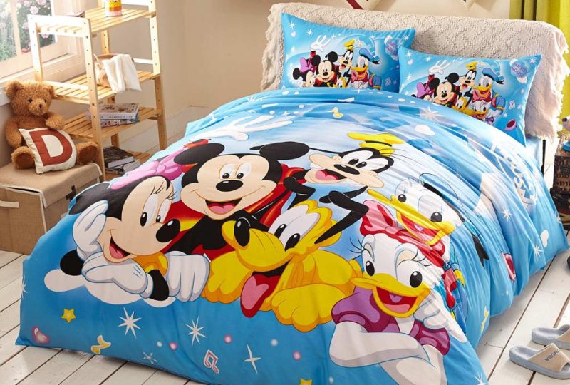 Parure de lit famille Mickey et Disney. Bonne qualité, confortable et à la mode sur un lit dans une maison