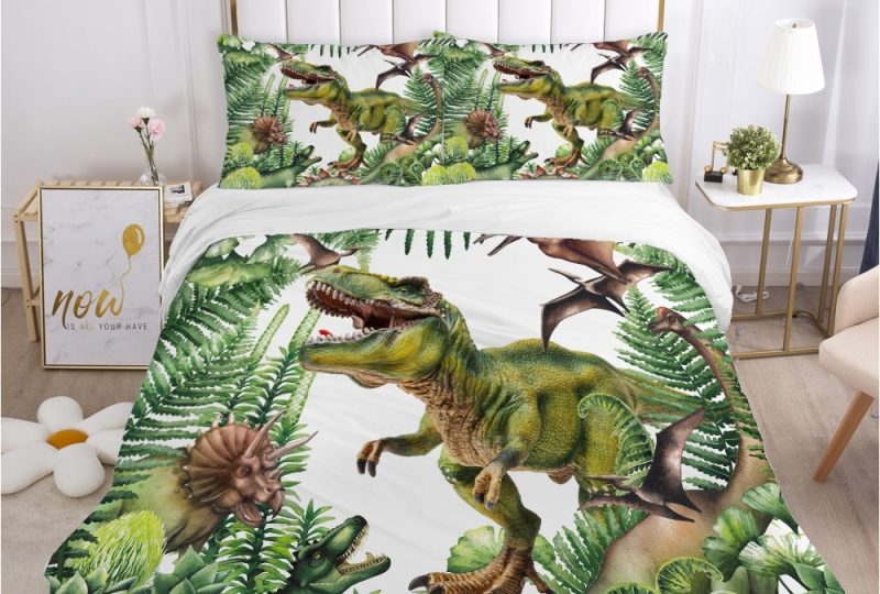 Parure de lit dinosaure dans les fougères. Bonne qualité, confortable et à la mode sur un lit dans une maison