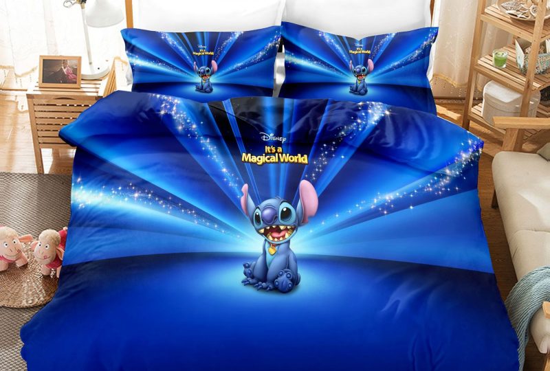 Parure de lit Disney Stitch dans un monde magique. Bonne qualité, confortable et à la mode sur un lit dans une maison