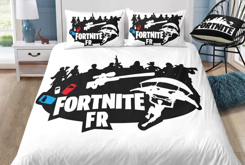 Parure de lit blanche Fortnite. Bonne qualité, confortable et à la mode sur un lit dans une maison