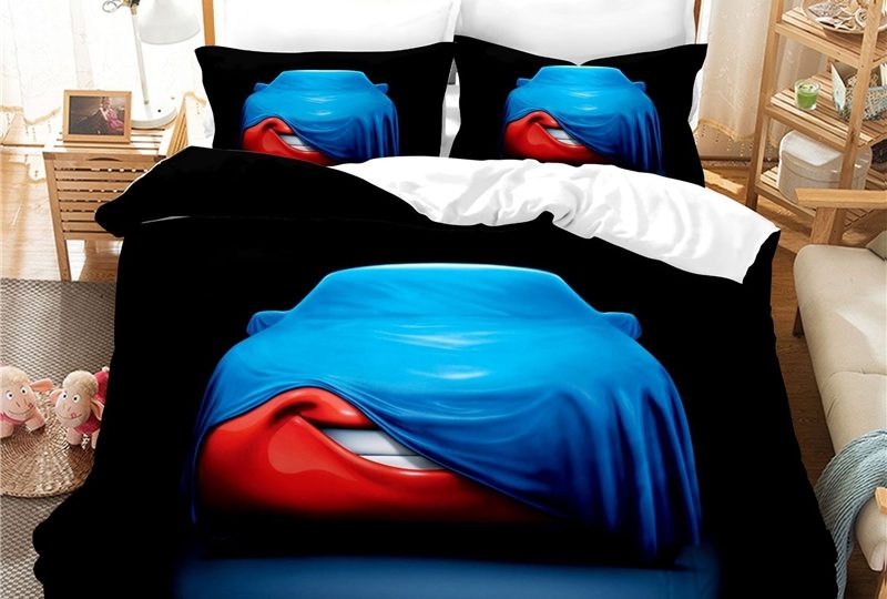 Parure de lit Cars rouge caché sous un drap bleu sur fond noir dans une chambre d'enfant