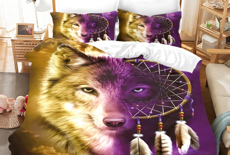 Parure de lit tête de loup violette et or. Bonne qualité, confortable et à la mode sur un lit dans une maison