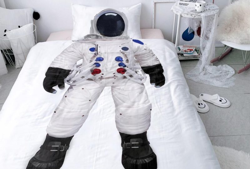 Parure de lit enfant avec motif de combinaison d'astronaute. Bonne qualité, confortable et à la mode sur un lit dans une maison
