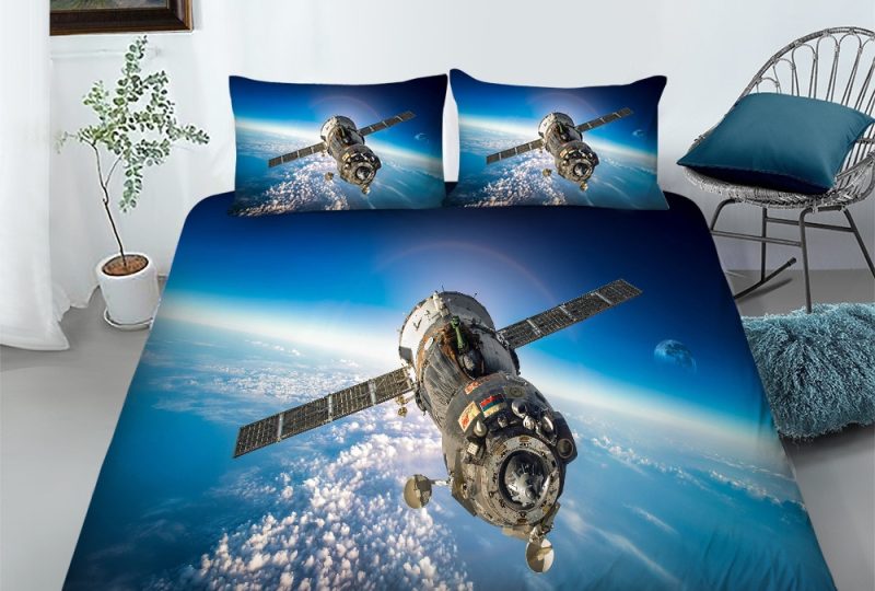 Parure de lit ISS au dessus de la Terre Parure de lit ISS vole au dessus de la Terre. Bonne qualité, confortable et à la mode sur un lit dans une maison