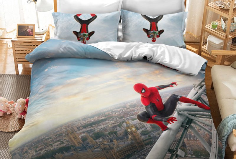 Parure de lit Spiderman au-dessus des toits de la ville installée sur un lit dans une chambre d'enfant