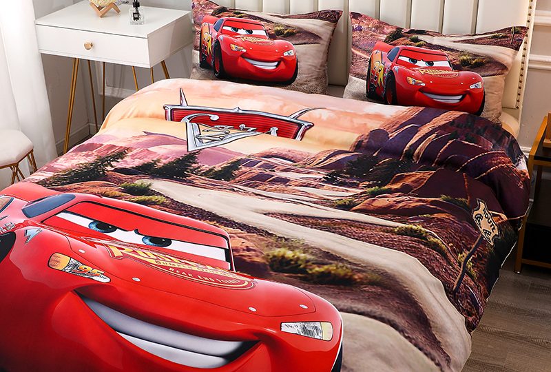 Parure de lit Cars avec Flash dans un canyon installée sur un lit dans une chambre d'enfant