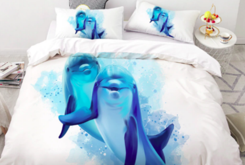 Parure de lit blanche motif dauphin. Bonne qualité, confortable et à la mode sur un lit dans une maison