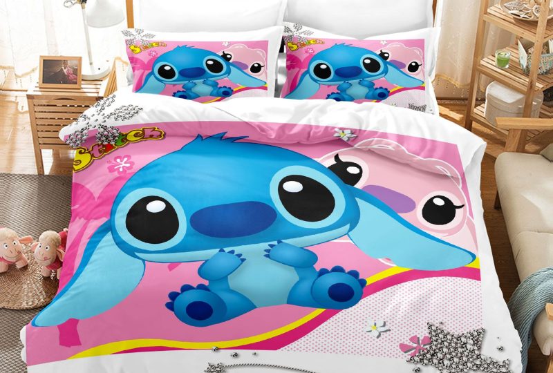 Parure de lit Disney Stitch. Bonne qualité, confortable et à la mode sur un lit dans une maison