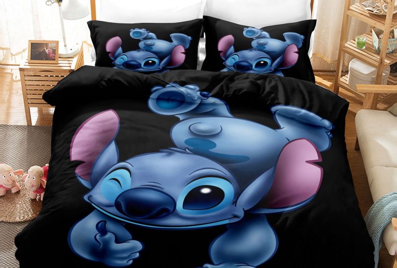 Parure de lit noire Stitch. Bonne qualité, confortable et à la mode sur un lit dans une maison