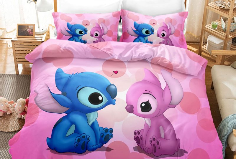 Parure de lit rose Stitch et Angel. Bonne qualité, confortable et à la mode sur un lit dans une maison