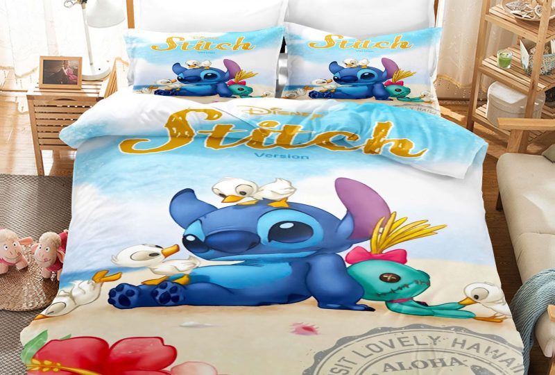 Parure de lit Disney Stitch et ses amis canards. Bonne qualité, confortable et à la mode sur un lit dans une maison
