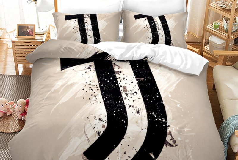 Parure de lit club de football de la Juventus en noir et blanc. Bonne qualité, confortable et à la mode sur un lit dans une maison