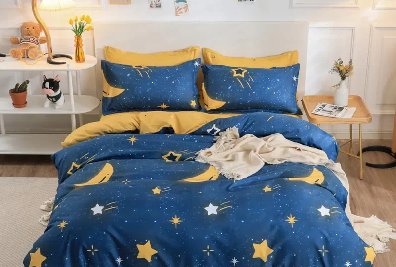 Parure de lit nuit bleutée. Bonne qualité, confortable et à la mode sur un lit dans une maison
