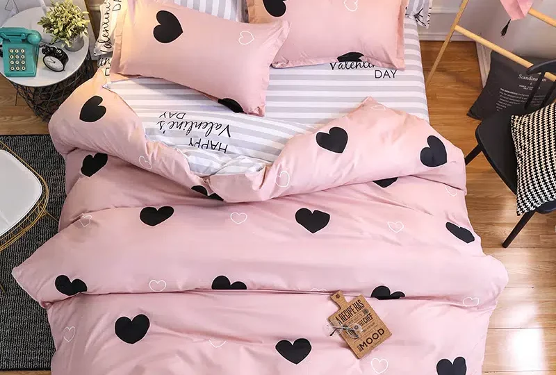 Parure de lit rose. Bonne qualité, confortable et à la mode sur un lit dans une maison