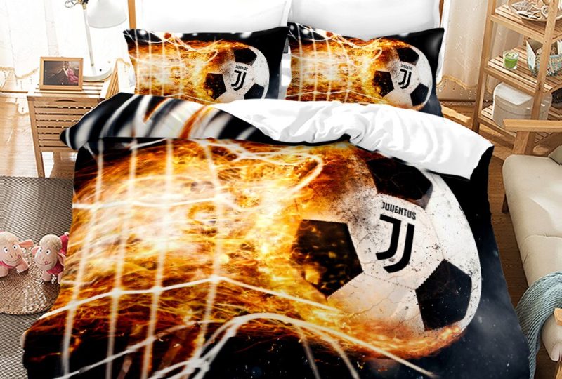 Parure de lit noire du club de football de la Juventus. Bonne qualité, confortable et à la mode sur un lit dans une maison