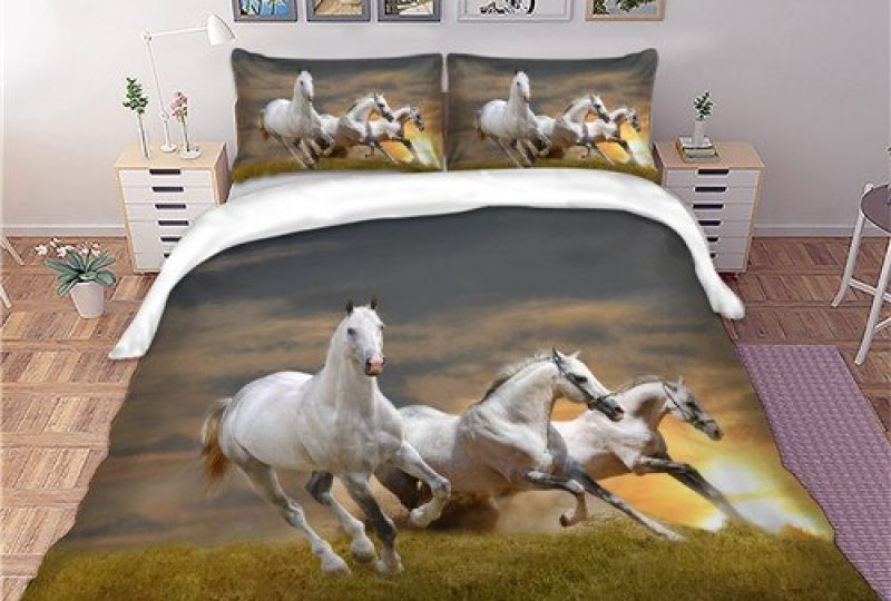 Parure de lit coucher de soleil motif chevaux. Bonne qualité, confortable et à la mode sur un lit dans une maison