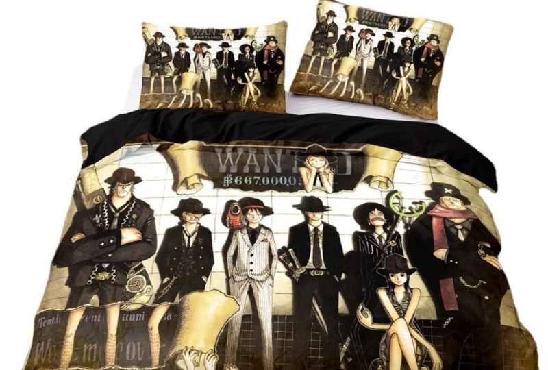 Parure de lit One Piece et sa bande style western sur un lit double avec deux coussins assortis. Sur fond blanc.