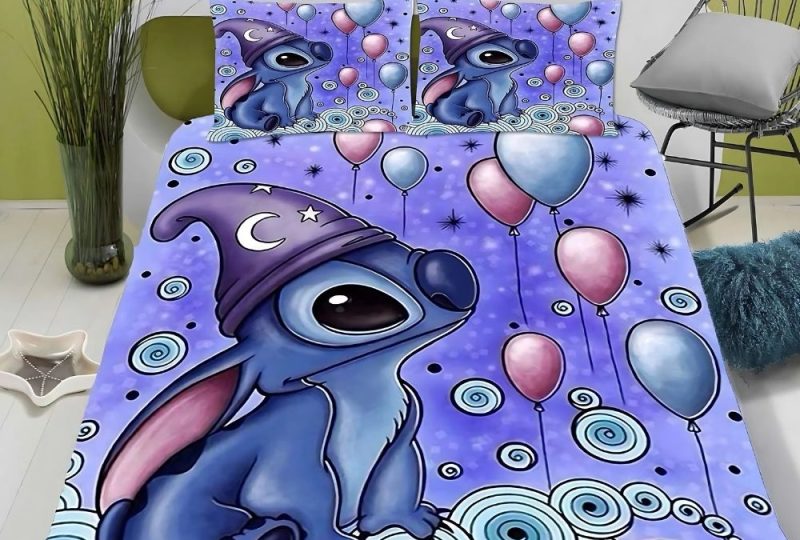 Parure de lit Stitch avec un bonnet violet et des ballons roses et bleus. La housse de couette est assortie aux coussins. La tête de lit est blanche et le mur à l'arrière est vert. Une chaise en métal avec un coussin gris à droite.