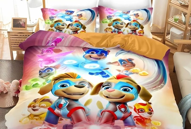 Parure de lit Pat'Patrouille pour fille avec les personnages du dessins animés sur un fond jaune et rose. Deux coussins assortis à la housse de couette. Sur un lit double dans une chambre avec une grande fenêtre derrière la tête de lit.