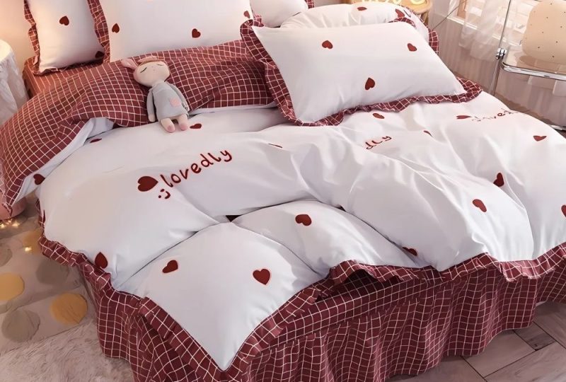 IMG_12_2024_parure_de_lit_romantique_bordeaux_et_blanche_avec coeurs_rouges_3