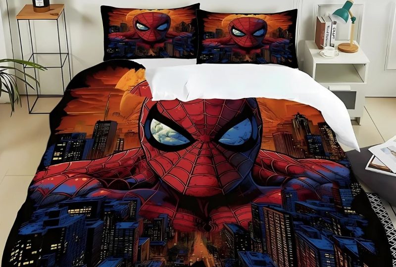 Parure de lit Spiderman effet 3D sur un lit double avec deux coussins assortis. Une table de chevet à droite et une petite étagère en bois à gauche. Un tapis noir et blanc en bas à droite de l'image.