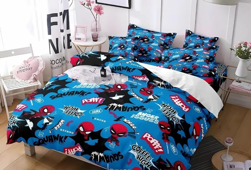 Parure de lit Spiderman style cartoon de couleur bleue avec le personnage plusieurs fois sur l'ensemble de la parure. Les coussins sont assortis à la housse de couette. Dans une chambre à la décoration épurée beige et blanche. Un tapis gris anthracite sous le pied droit du lit. Une fenêtre sur la gauche laisse entrer la clarté.