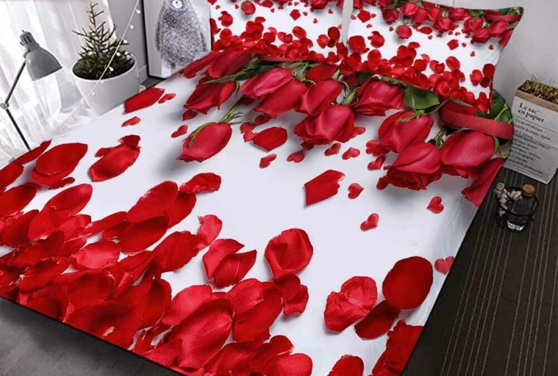 Parure-de-lit-avec-motifs-roses-et-c-urs-ensemble-de-literie-moderne-avec-housse-de (1) Parure de lit romantique blanches avec des pétales de roses rouges dans une chambre aux tons blanc et gris