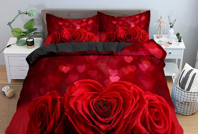 Parure-de-lit-fleurs-roses-3D-housse-de-couette-imprim-e-Double-housse-de-couette-en Parure de lit de couleur rouge avec des motifs de roses rouges en forme de coeur dans une chambre avec un mur blanc et un sol de couleur beige