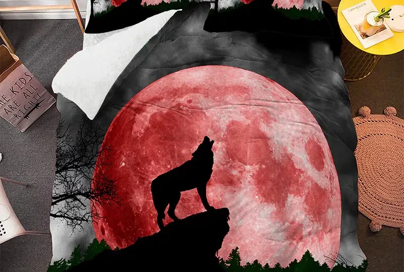 Parure de lit silhouette de loup sur fond de lune rouge. Bonne qualité, confortable et à la mode sur un lit dans une maison. Bonne qualité, confortable et à la mode sur un lit dans une maison