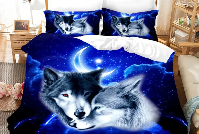 Parure de lit d'un couple de loups dans la nuit. Bonne qualité, confortable et à la mode sur un lit dans une maison