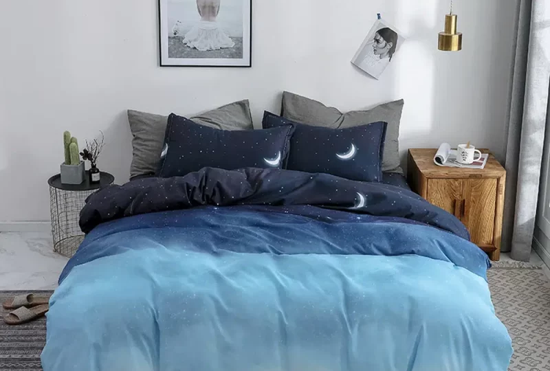Parure de lit en bleu dégradé. Bonne qualité, confortable et à la mode sur un lit dans une maison