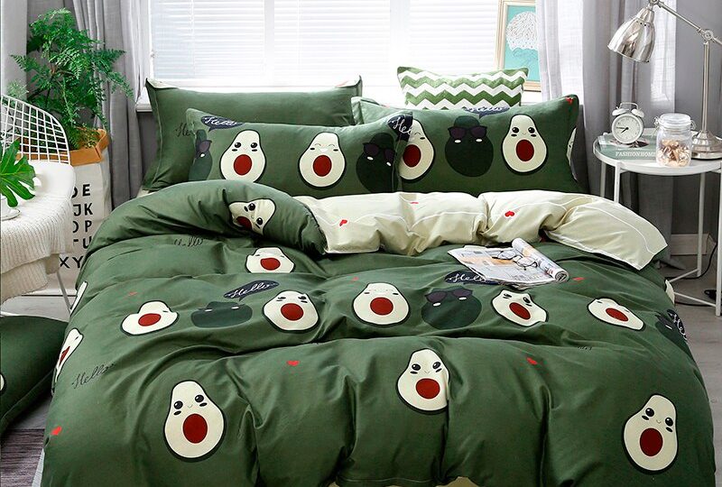 Parure de lit moderne de couleur verte avec des motifs d'avocats dans une chambre au style nordique au ton clair