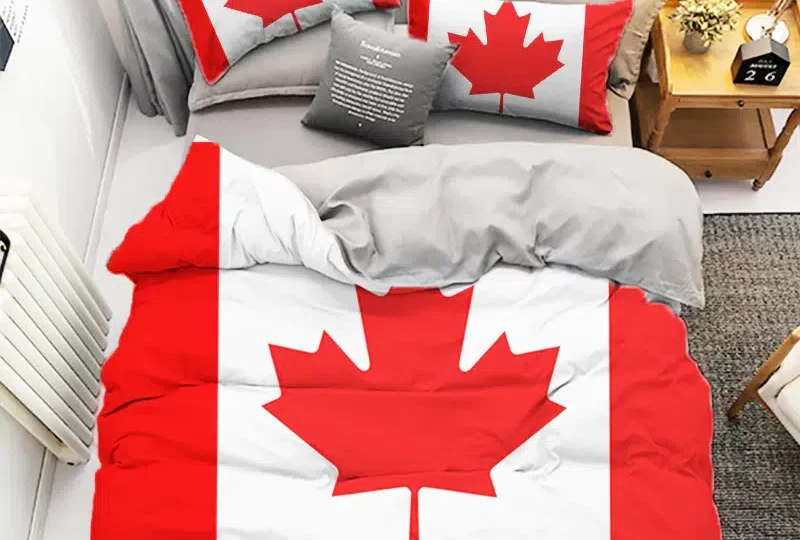 Parure de lit drapeau canadien. Bonne qualité, confortable et à la mode sur un lit dans une maison